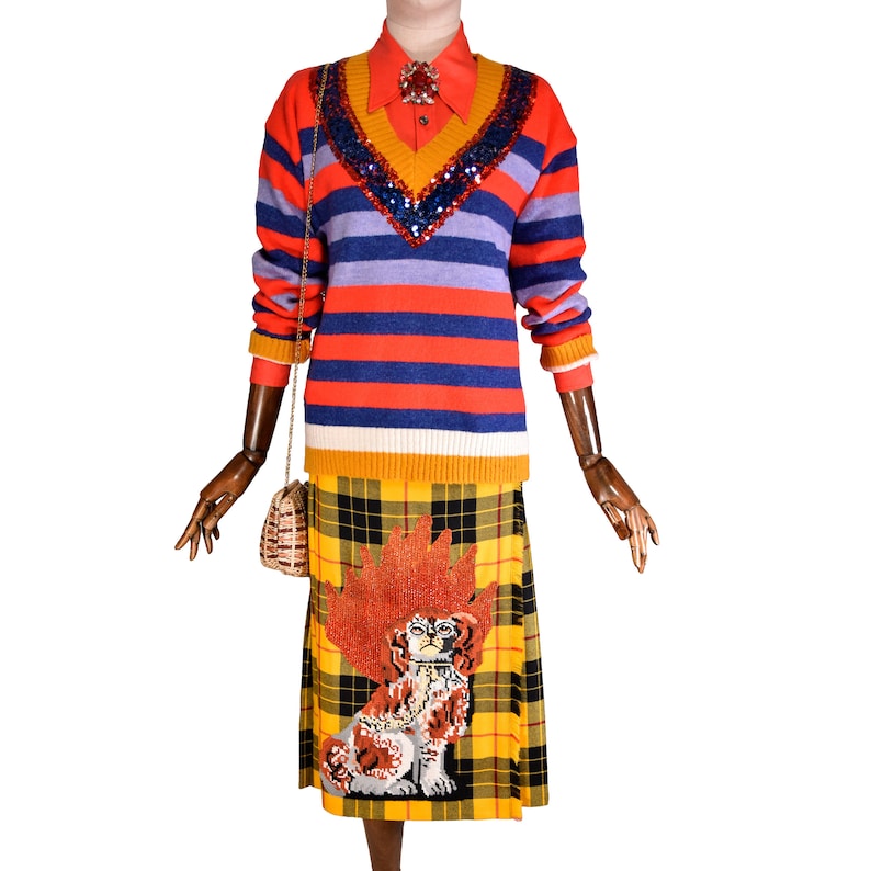 GUCCI geruite kiltrok met geborduurde hondenpatch en kristallen, wikkelrok met tartan, geel, zwart, rood geruite kilt, designer statement rok. afbeelding 5