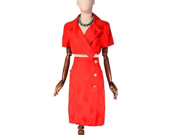 Conjunto de dos piezas rojo estilo años 90 de BAILA, con chaqueta corta y falda cruzada, talla M.