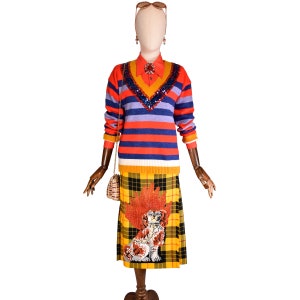 GUCCI geruite kiltrok met geborduurde hondenpatch en kristallen, wikkelrok met tartan, geel, zwart, rood geruite kilt, designer statement rok. afbeelding 3