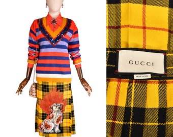 GUCCI geruite kiltrok met geborduurde hondenpatch en kristallen, wikkelrok met tartan, geel, zwart, rood geruite kilt, designer statement rok.