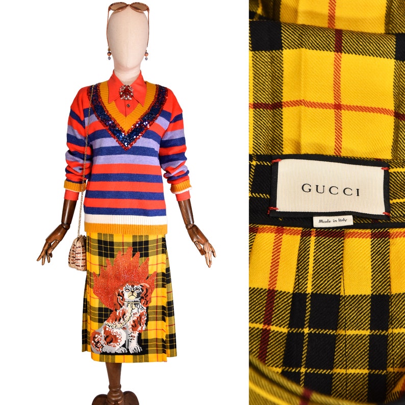 GUCCI geruite kiltrok met geborduurde hondenpatch en kristallen, wikkelrok met tartan, geel, zwart, rood geruite kilt, designer statement rok. afbeelding 1