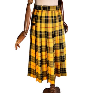 GUCCI geruite kiltrok met geborduurde hondenpatch en kristallen, wikkelrok met tartan, geel, zwart, rood geruite kilt, designer statement rok. afbeelding 8