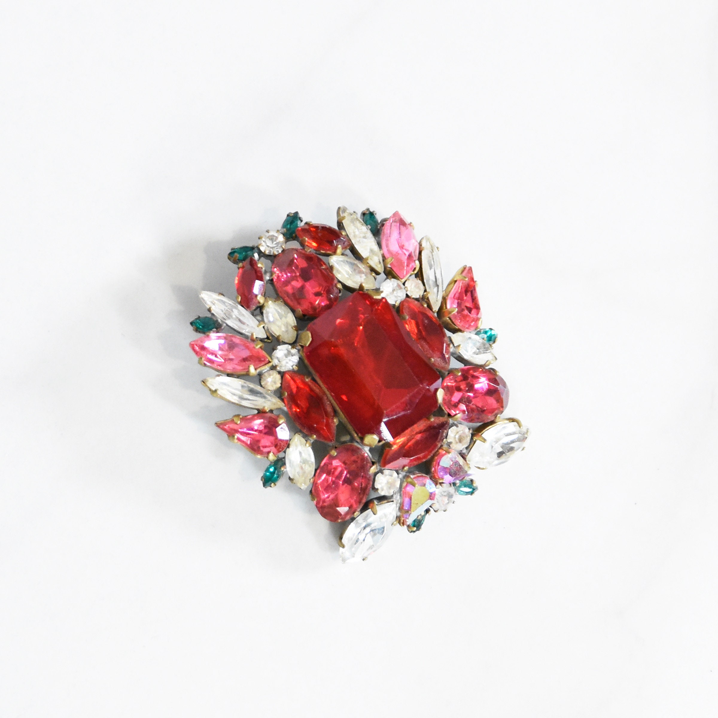 Spilla gioiello corona con pietre rosso e strass