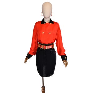 Blusa vintage GIANNI VERSACE, blusa in seta rossa Versace degli anni &#39;80 con colletto e polsini neri e bottoni medusa dorati, taglia L.