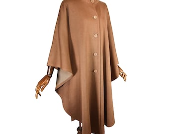 Vintage jaren 70 gebreide cape: lichtbruine acrylponcho, één maat met knopen