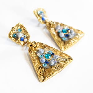 1980s Gold Tone Triangle Clip On Earrings: Vintage Strass & Shell Jewelry
