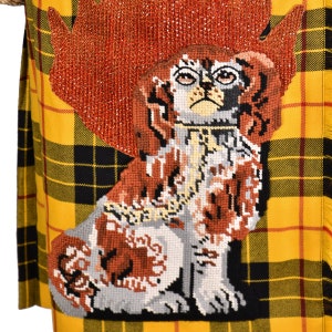 GUCCI geruite kiltrok met geborduurde hondenpatch en kristallen, wikkelrok met tartan, geel, zwart, rood geruite kilt, designer statement rok. afbeelding 9