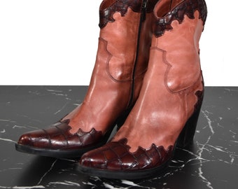VINTAGE COWBOY BOOTS, bottes italiennes fabriquées à la main en cuir rose avec des détails en cuir effet python.