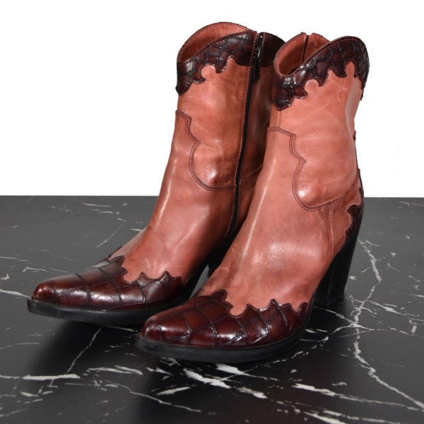 VINTAGE COWBOY BOOTS, bottes italiennes fabriquées à la main en cuir rose avec des détails en cuir effet python.