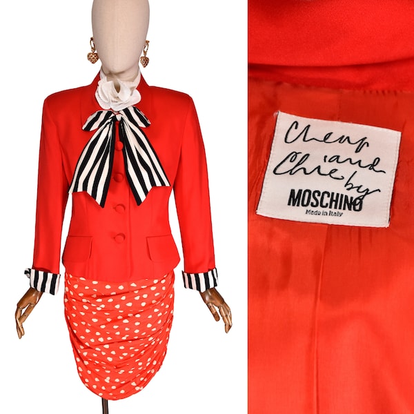 Veste MOSCHINO des années 90, veste rouge vintage Moschino Cheap and Chic avec un col à nœud unique.