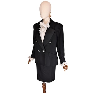 YVES SAINT LAURENT Anzug, 90er Jahre schwarzer Wollanzug mit Strassknöpfen, elegantes Ysl Jacket und Rock Set.