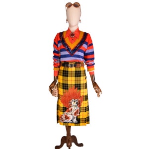 GUCCI geruite kiltrok met geborduurde hondenpatch en kristallen, wikkelrok met tartan, geel, zwart, rood geruite kilt, designer statement rok. afbeelding 2