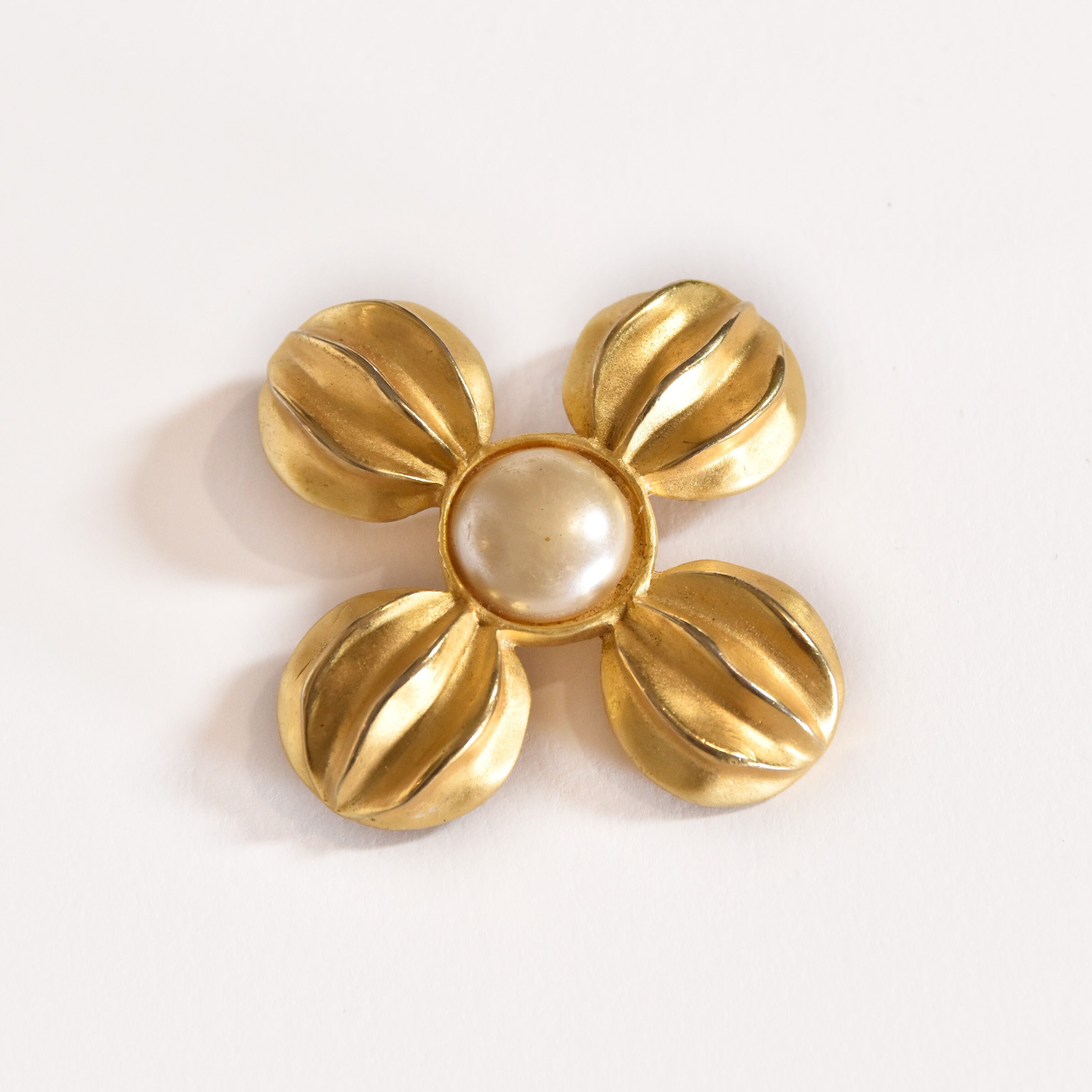 ヴィンテージ ジバンシィ ブローチ：マットゴールド フラワー