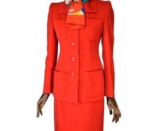 Traje de chaqueta y falda de alta costura YSL, tailleur de haute couture Yves Saint Laurent en lana roja, años 90