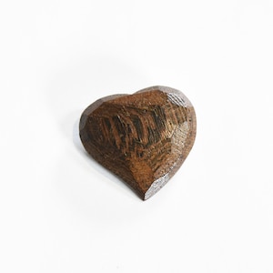 Broche YVES SAINT LAURENT, broche vintage des années 1990 en forme de cœur en bois signée Yves Saint Laurent Rive Gauche, broche Ysl.