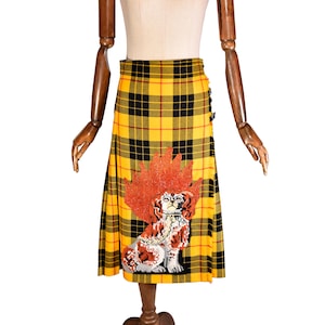 GUCCI geruite kiltrok met geborduurde hondenpatch en kristallen, wikkelrok met tartan, geel, zwart, rood geruite kilt, designer statement rok. afbeelding 7