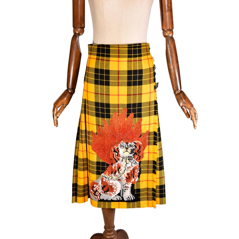 GUCCI geruite kiltrok met geborduurde hondenpatch en kristallen, wikkelrok met tartan, geel, zwart, rood geruite kilt, designer statement rok. afbeelding 7