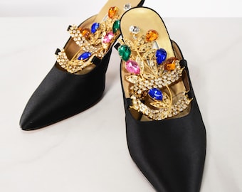 Zapatos de tacón GIANNI VERSACE de satén negro con adorno de joya de los años 90, talla 37