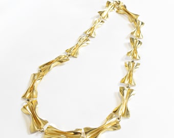 MOSCHINO Vintage Halskette, 1980er Jahre goldfarbene Pasta Schleife MOSCHINO Halskette, ungewöhnlicher Vintage Designerschmuck, Statement Designerstück.
