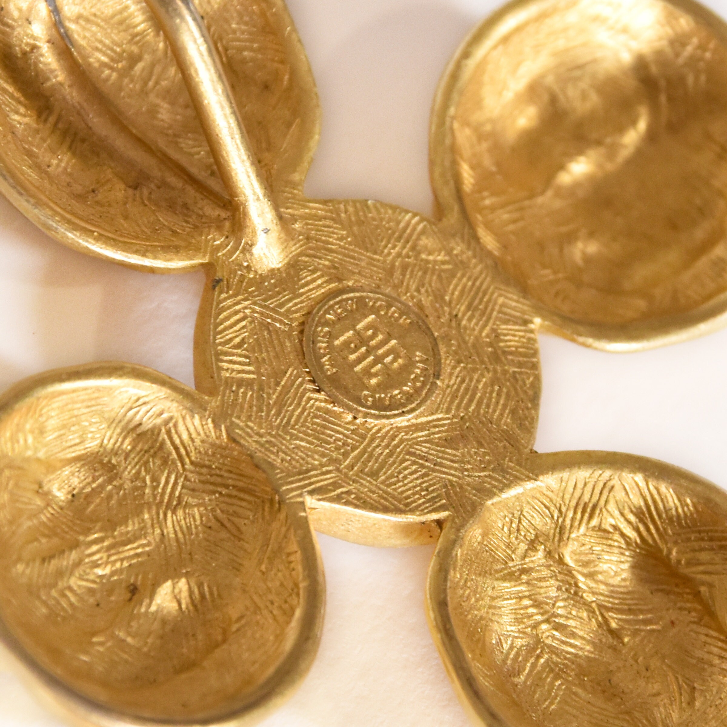 ヴィンテージ ジバンシィ ブローチ：マットゴールド フラワー