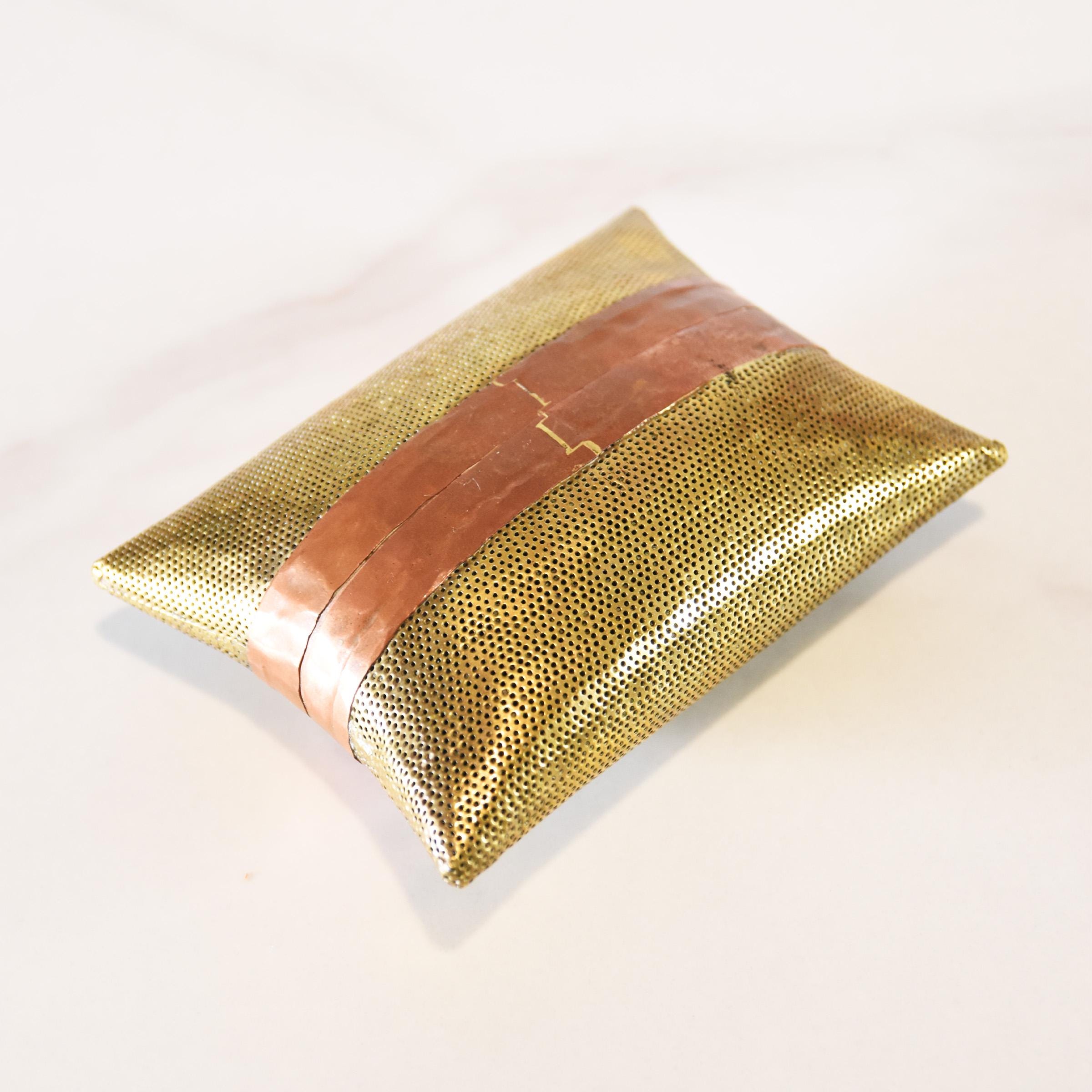 ヴィンテージアンティーク 1920年代 枕型クラッチバッグ 真鍮装飾付き 1920年代アールデコ調のピローバッグ：真鍮と銅のメタリッククラッチ