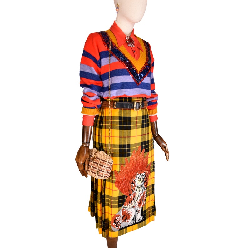 GUCCI geruite kiltrok met geborduurde hondenpatch en kristallen, wikkelrok met tartan, geel, zwart, rood geruite kilt, designer statement rok. afbeelding 4