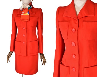 Costume veste et jupe YSL haut de gamme, tailleur de haute couture Yves Saint Laurent en laine rouge, années 90