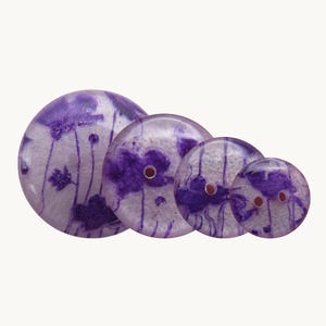 Bottoni in resina fatti a mano: fiori viola reale su lilla perlato - Scegli la tua misura: 20, 24, 27 o 34 mm