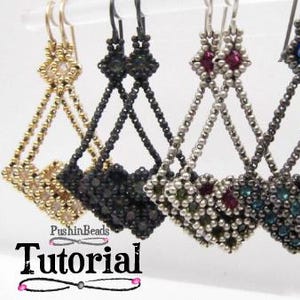 Puede incluir: Una colección de pendientes de cuentas hechos a mano en varios colores, incluyendo dorado, negro, plateado y marrón. Cada pendiente presenta un diseño en forma de diamante con intrincados abalorios y detalles decorativos. La palabra "Tutorial" es visible.