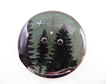 Botões artesanais de resina - Conjunto de 2 - 4,4 cm - Árvores pretas sobre verde escuro metálico com estrela holográfica