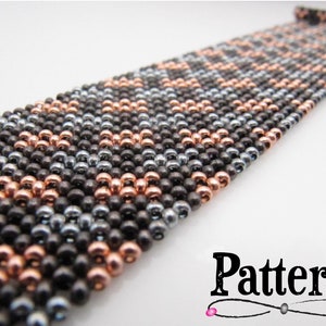 Op de afbeelding: Een kralenarmband met een geometrisch patroon. De armband heeft kleine, ronde kralen in zwart, zilver en koper. Het woord "Pattern" staat in een gestileerd lettertype rechtsonder in de afbeelding.