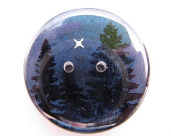 Botões artesanais de resina - Conjunto de 2 - 4,4 cm - Árvores pretas sobre fundo azul metálico com estrela holográfica