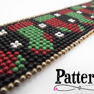 Op de afbeelding: Een kralenarmband met een geometrisch patroon in zwarte, rode, groene en zilveren kralen. De randen zijn afgezet met goudkleurige kralen. Het woord "Pattern" wordt in de rechter benedenhoek weergegeven.