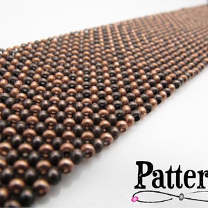 Op de afbeelding: Close-up van een kralenpatroon in bruin- en zwarttinten. De kralen zijn gerangschikt in een rasterpatroon, waardoor een textuur ontstaat. Het woord "Pattern" wordt weergegeven in een decoratief lettertype.
