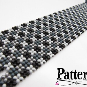 Op de afbeelding: Een kralenarmband met een geometrisch patroon. De armband heeft een herhalend ontwerp van zwarte, witte en grijze kralen. Het woord "Pattern" staat in de rechter benedenhoek.