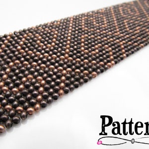 Op de afbeelding: Een brede, kralen armband met een geometrisch patroon. De armband is gemaakt van kleine, ronde kralen in bruin- en kopertinten. Het woord "Pattern" is zichtbaar in de rechter benedenhoek.