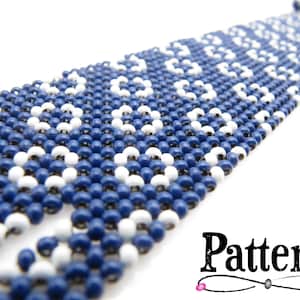 Op de afbeelding: Een kralenarmband met een patroon van witte en blauwe kralen. De armband is gemaakt van kleine, ronde kralen die aan elkaar zijn geregen om een geometrisch ontwerp te creëren. Het woord "Pattern" staat in de rechter benedenhoek.