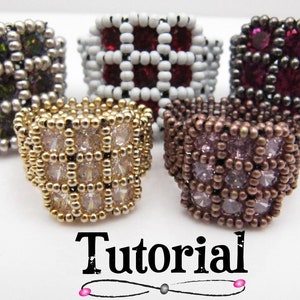 Puede incluir: Se muestran cinco anillos de cuentas de varios colores, incluyendo dorado, plateado y burdeos. Cada anillo presenta un diseño único con cristales y cuentas brillantes. La palabra "Tutorial" está escrita en negro en la parte inferior.