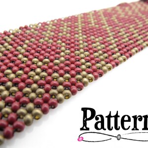 Op de afbeelding: Close-up van een kralenarmband met een geometrisch patroon. De armband heeft afwisselende rijen bordeauxrode en gouden kralen. Het woord "Pattern" staat in zwarte tekst onderaan de afbeelding.
