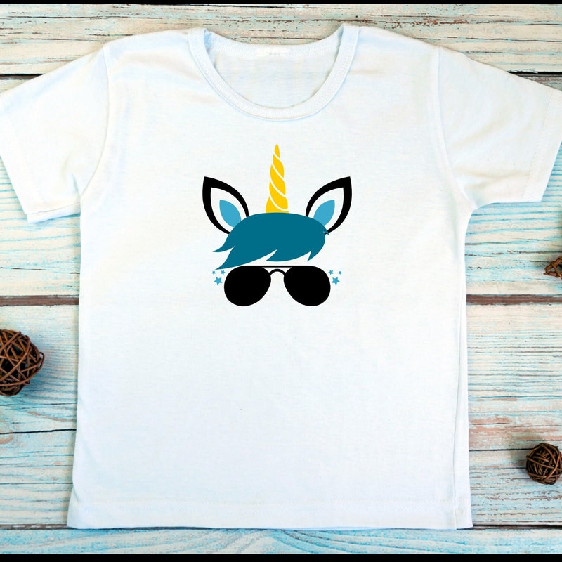 T-shirt Bébé Anniversaire Juin : Une Licorne Qui Dab Et Des Lunettes De Soleil !
