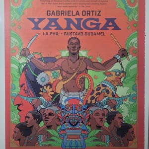 Puede incluir: Un cartel promocional del álbum "Yanga" de Gabriela Ortiz. El póster presenta una ilustración estilizada con una figura central que sostiene un cuchillo y una batuta. La paleta de colores incluye tonos rojos, verdes y marrones, con texto en la parte superior e inferior.