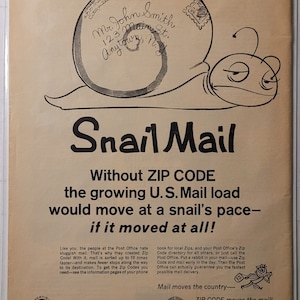 Puede incluir: Una ilustración en blanco y negro de un caracol que lleva una carta dirigida a Mr. John Smith. El texto dice "Snail Mail" y "Without ZIP CODE the growing U.S. Mail load would move at a snail's pace - if it moved at all!" El texto también dice "Mail moves the country - ZIP CODE moves the mail!"