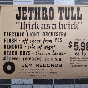 Op de afbeelding: Een vintage advertentie van een platenwinkel voor een album van Jethro Tull met de titel "Thick as a Brick". De advertentie vermeldt andere artiesten, waaronder Electric Light Orchestra, Flash, Hendrix en The Beach Boys. De advertentie vermeldt ook de prijs van $ 5,98 per album en de naam van het platenlabel, Jem Records.