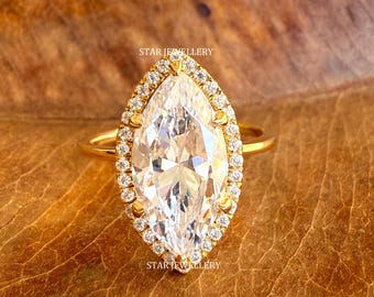 Anello di fidanzamento vintage con diamante sintetico a taglio marquise e contorno di diamanti.