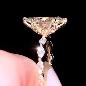 Anillo de compromiso con diamantes cultivados en laboratorio de talla marquesa de 3 ct E VS1