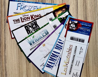 Puede incluir: Una colección de coloridas entradas de teatro para varios musicales, incluyendo "Frozen", "El Rey León", "Wicked", "Mamma Mia" y "Les Misérables". Cada entrada muestra el título del espectáculo y la información del lugar.