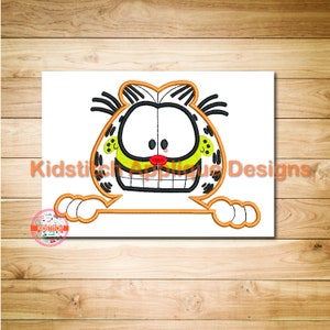 Puede incluir: Diseño de aplique bordado de Garfield el gato con una gran sonrisa, pelaje naranja y negro y fondo amarillo. El diseño es perfecto para agregar un toque divertido a cualquier proyecto.