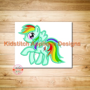 Puede incluir: Diseño bordado de un pony azul claro con una crin y cola de arcoíris. El pony tiene una nariz rosa, ojos morados y un ala blanca. El diseño es perfecto para una habitación infantil o una guardería.