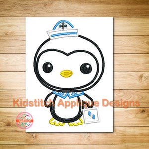 Op de afbeelding: Een cartoonpinguïn met een verpleegstershoed en -uniform, met een kleine medische kaart. De pinguïn is zwart-wit met een gele snavel en voeten. De tekst "Kidstitch Applique Designs" is inbegrepen.