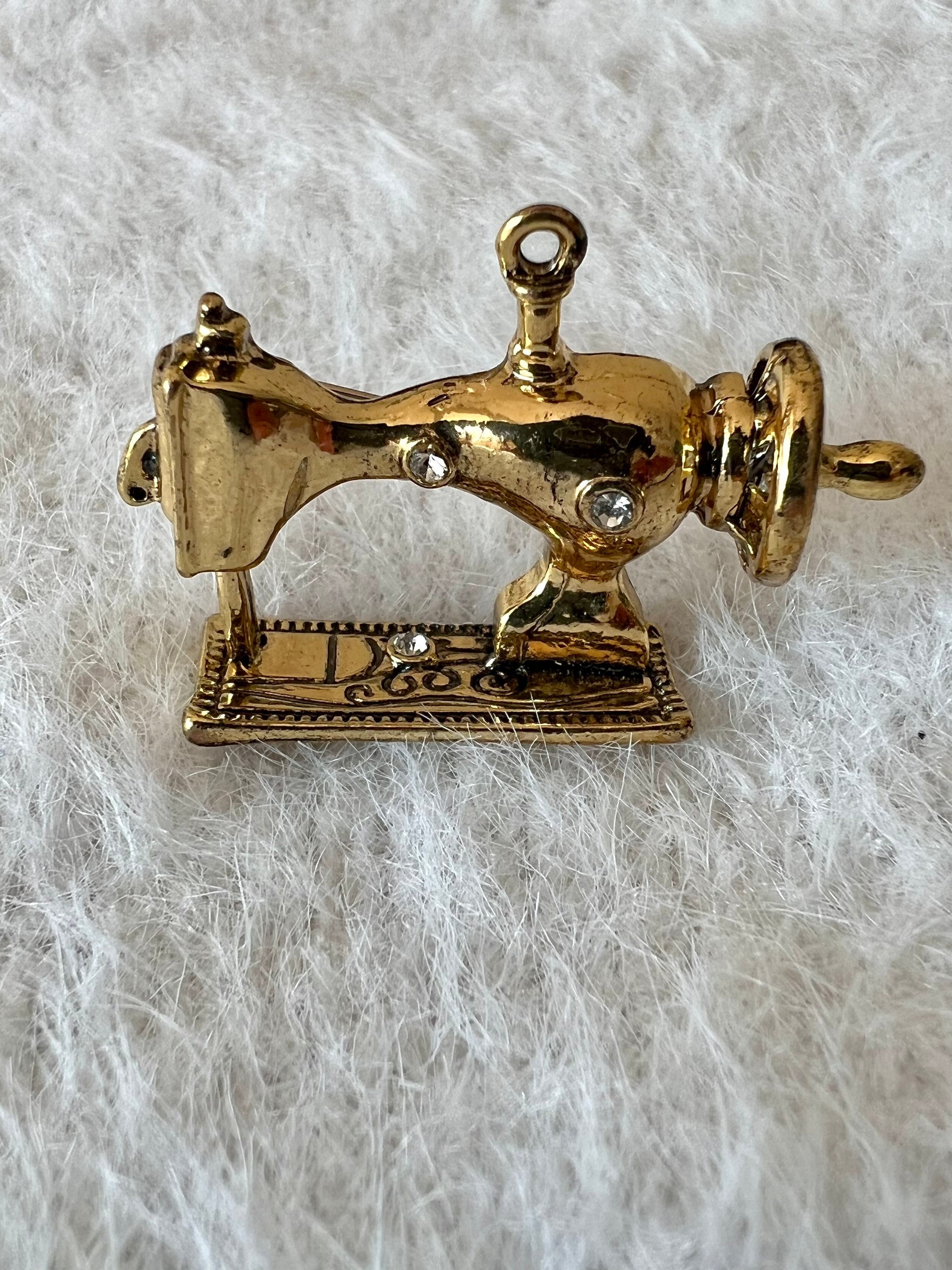 LIUCM Sewing Machine Shape Brooch Pin Clothing Decoration Accessory 